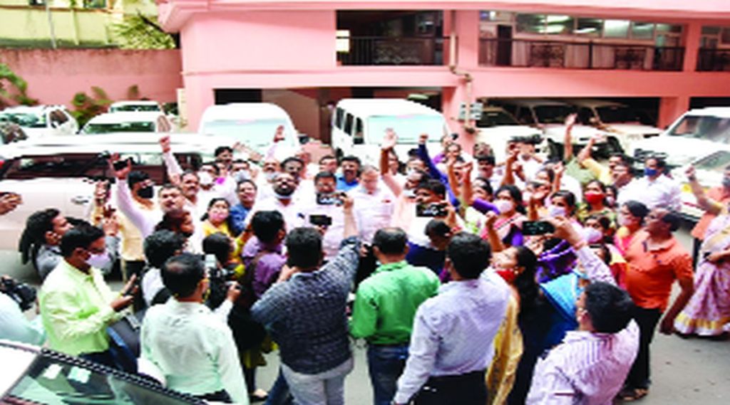 नागपूर सुधार प्रन्यासच्या कार्यालयात सभापतींना घेराव घालण्यात आला. (लोकसत्ता छायाचित्र) नागपूर सुधार प्रन्यासच्या कार्यालयात सभापतींना घेराव घालण्यात आला. (लोकसत्ता छायाचित्र)