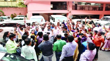 नागपूर सुधार प्रन्यासच्या कार्यालयात सभापतींना घेराव घालण्यात आला. (लोकसत्ता छायाचित्र) नागपूर सुधार प्रन्यासच्या कार्यालयात सभापतींना घेराव घालण्यात आला. (लोकसत्ता छायाचित्र)