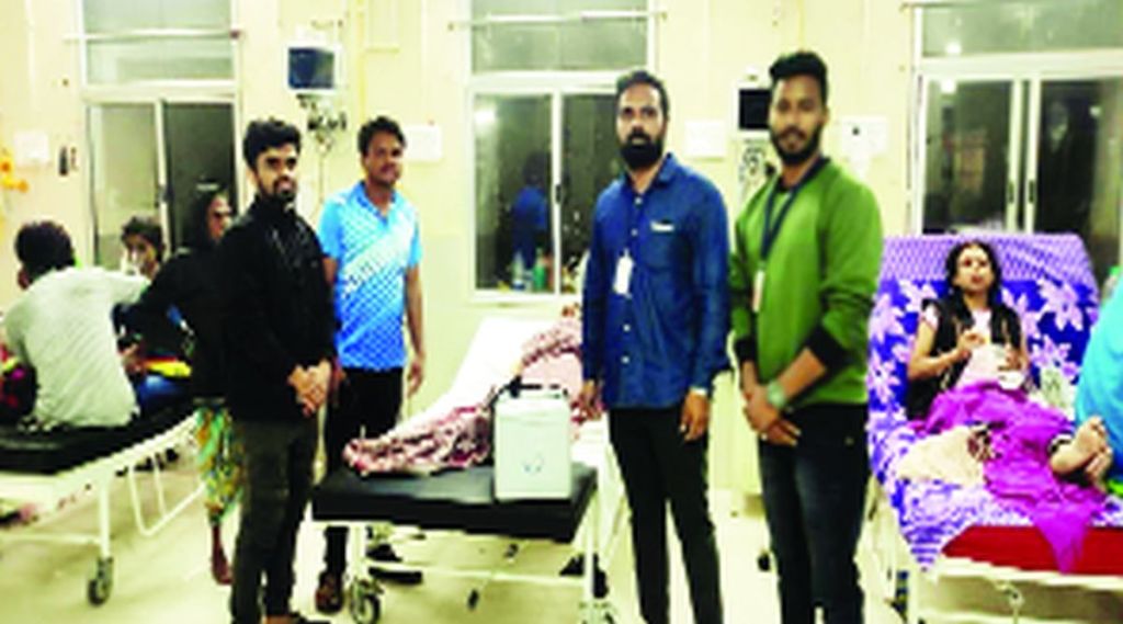 रुग्णाला रक्त उपलब्ध केल्यावर सेवा फाऊंडेशनचे सदस्य व डॉक्टर. रुग्णाला रक्त उपलब्ध केल्यावर सेवा फाऊंडेशनचे सदस्य व डॉक्टर.