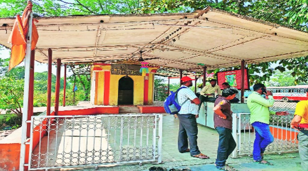 एसटी कर्मचाऱ्यांना धार्मिक स्थळांचा आसरा