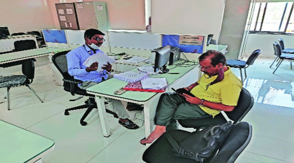 सुट्टीच्या दिवशी जिल्हा परिषद कार्यालय ठेकेदारांचा अड्डा?