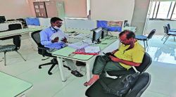 सुट्टीच्या दिवशी जिल्हा परिषद कार्यालय ठेकेदारांचा अड्डा?