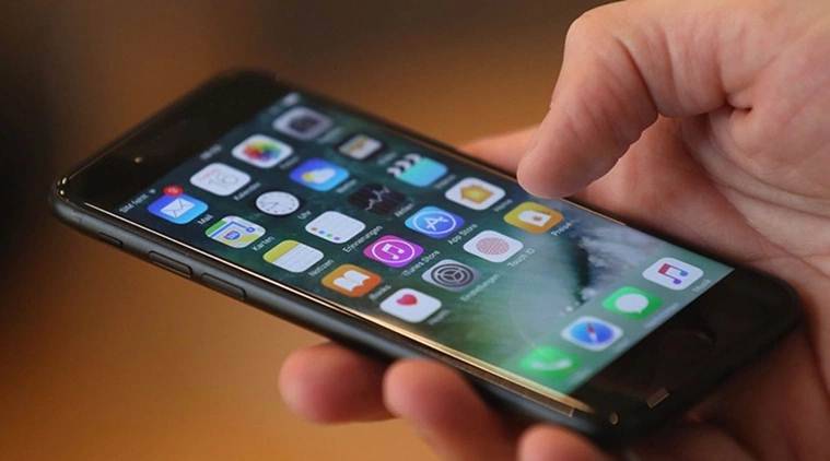 एकदा खाते निष्क्रिय झाल्यावर तुम्हाला https://www.truecaller.com/unlisting ला भेट द्यावी लागेल. आता तुम्हाला I'm not robot चा पर्याय निवडावा लागेल आणि unlist number वर क्लिक करावे लागेल. या प्रक्रियेच्या २४ तासांनंतर तुमचे नाव Truecaller च्या डेटाबेसमधून हटवले जाईल. (Photo- Indian Express/ प्रातिनिधीक फोटो)