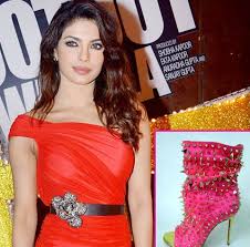 अभिनेत्री प्रियांका चोप्राने युनिसेफच्या ‘सेव्ह द गर्ल कॅम्पेन’ वेळी गुलाबी रंगाची सॅण्डल घातली होती. ती सॅण्डल जवळपास अडीच लाख रुपयांना लिलावात विकण्यात आलेली.