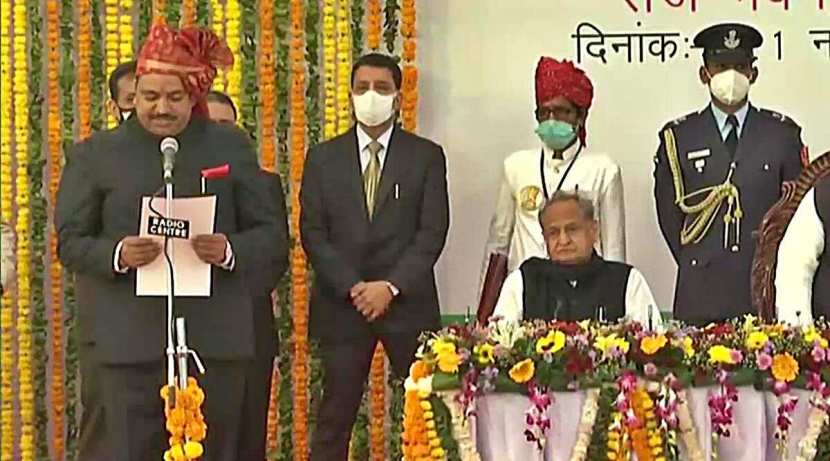 यात तब्बल १५ मंत्र्यांचा समावेश करण्यात आलाय. यात ११ कॅबिनेट आणि ४ नव्या राज्यमंत्र्यांचा समावेश आहे.
