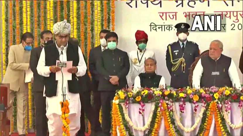 मुख्यमंत्री गेहलोत यांनी शनिवारी राज्यपाल कलराज मिश्रा यांची भेट घेऊन मंत्र्यांचे राजीनामे सुपूर्द केले.