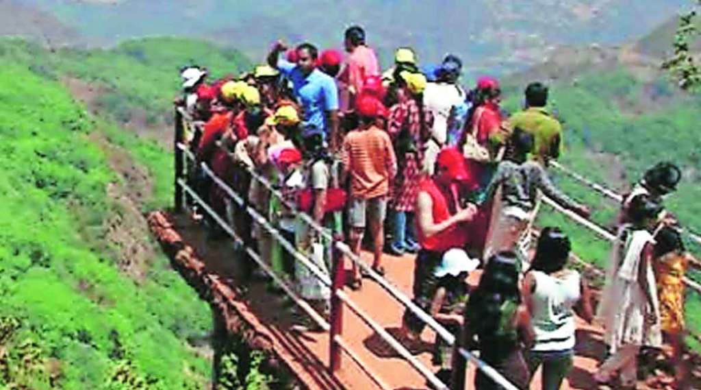 सलग सुट्ट्यांमुळे सध्या महाबळेश्वार-पाचगणी परिसरात पर्यटकांची गर्दी आहे. करोनाकाळात ठप्प झालेल्या येथील पर्यटन व्यवसायाने पुन्हा उभारी घेतली आहे.