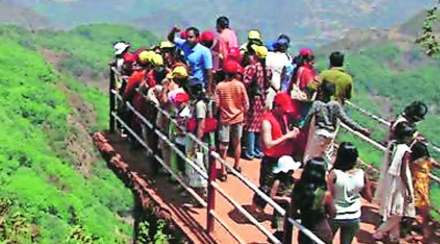 सलग सुट्ट्यांमुळे सध्या महाबळेश्वार-पाचगणी परिसरात पर्यटकांची गर्दी आहे. करोनाकाळात ठप्प झालेल्या येथील पर्यटन व्यवसायाने पुन्हा उभारी घेतली आहे.