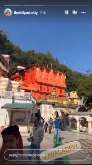 या फोटोमध्ये शिल्पा पतीसोबत हिमाचलमधील धर्मशाळा येथे गेल्याचे दिसत आहे.