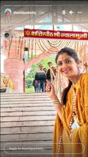 शिल्पाने तेथे पतीसोबत चामुंडा देवी आणि ज्वाला देवी मंदिरात जाऊन दर्शन घेतले आहे.