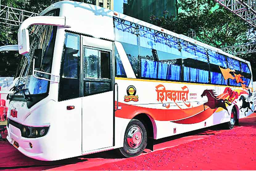 पुणे-नगर मार्गावर सुरू झालेल्या पहिल्या गाडीचे भाडे केवळ नऊ पैसे होते. पहिल्या बसचे चालक किसन राऊत, तर वाहक लक्ष्मण केवटे हे होते. बेडफोर्ड कंपनीच्या, लाकडी बांधणी असलेल्या तीस गाड्यांनिशी एसटीची सेवा सुरू झाली होती. त्या वेळी काथ्याच्या सीट्स होत्या.