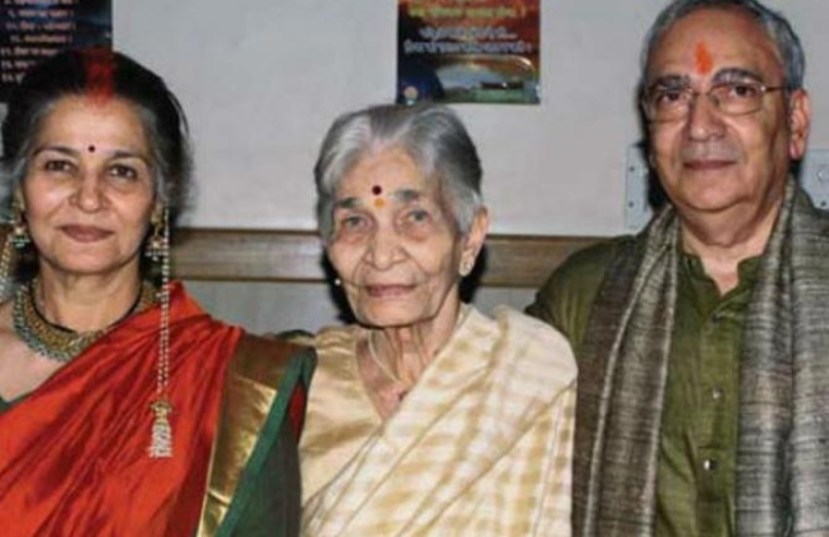 त्यांनी वयाच्या ६५व्या वर्षी अतुल गुर्टुशी लग्न केले आहे.