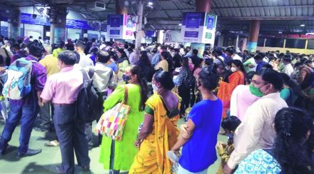 एसटी बस बंद असल्याने अनेक प्रवाशांनी रेल्वे प्रवासाकडे मोर्चा वळवला. ठाणे स्थानकात तिकीट काढण्यासाठी तिकीट खिडक्यांवर प्रवाशांच्या रांगा लागल्या होत्या. एसटी बस बंद असल्याने अनेक प्रवाशांनी रेल्वे प्रवासाकडे मोर्चा वळवला. ठाणे स्थानकात तिकीट काढण्यासाठी तिकीट खिडक्यांवर प्रवाशांच्या रांगा लागल्या होत्या.