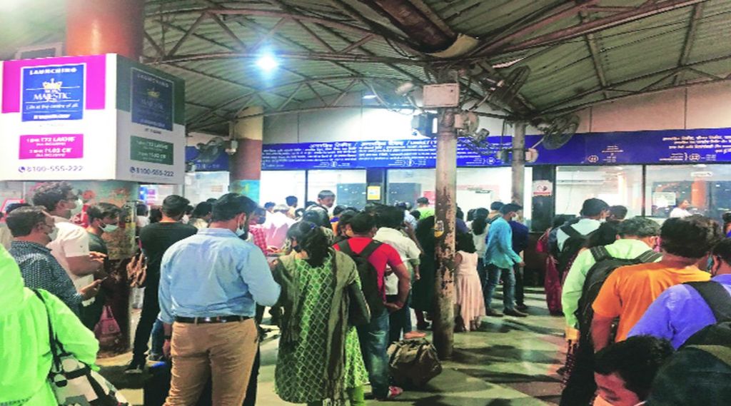 प्रवाशांचा वेळ रांगांत खर्ची!