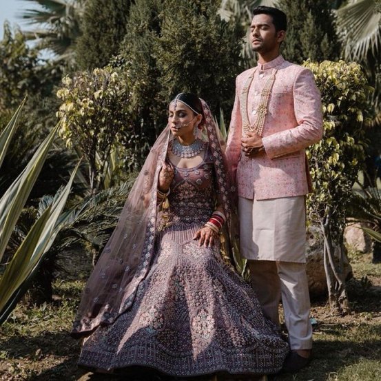 आपल्या नेतृत्वाखाली भारताला अंडर-१९ क्रिकेट विश्वचषक जिंकून देणाऱ्या उन्मुक्त चंदने गर्लफ्रेंड सिमरन खोसलासोबत लग्न केले.