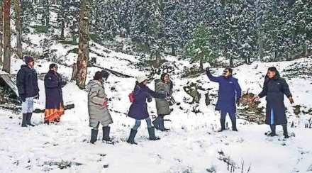 काश्मीर खोऱ्यातील थंडीचा पर्यटक आनंद घेत आहेत.