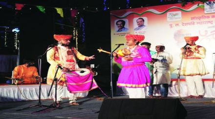महोत्सवातील तरुणाई..