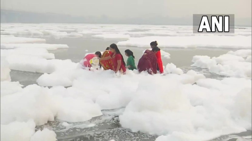 देशाची राजधानी दिल्ली नुकतंच छठ पुजा मोठ्या उत्साहात पार पडली. यादरम्यानचे हे फोटोज समोर आले आहेत. हे फोटोज दिल्लीतल्या यमुना नदीचे आहेत. ……(Photo: ANI)