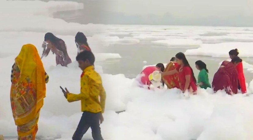 या फोटोमध्ये महिला हातात पूजेची थाळी घेऊन ढगात उभ्या असल्यासारख्या दिसत आहेत. सर्वत्र सफेद ढग आणि त्यात या महिला! पूर्वीच्या महाभारत मालिकेमध्ये देवलोकातील मंडळी जशी ढगातून प्रकट व्हायची, तशाच प्रकारे या महिला देखील थेट ढगातूनच प्रकट होऊन पूजा करत आहेत असंच वाटतंय. ……(Photo: ANI)