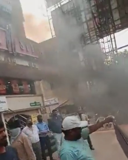 नंतर, आम्ही घटनास्थळी गेलो आणि होर्डिंग खाली उतरवले.