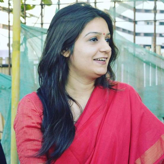 संसदेच्या पावसाळी अधिवेशनात अनियमित वर्तन केल्याबद्दल राज्यसभेतून चतुर्वेदींसह बारा जणांना निलंबीत करण्यात आलं होतं.