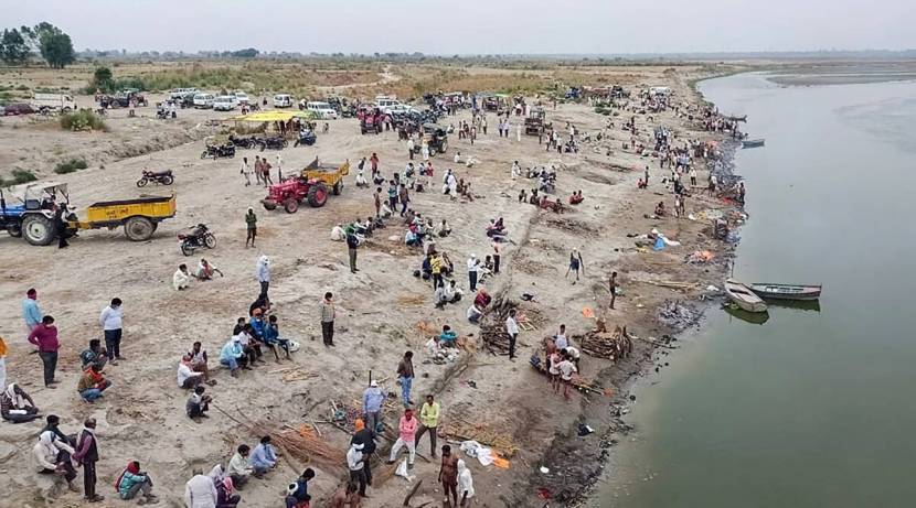 इथे स्मशानभूमीत जागा मिळत नसल्याने गंगा नदीच्या काठी वाळूत मृतदेह पुरण्यात आले होते. या मृतदेहांचे मन सुन्न करणारे फोटो मोठ्या प्रमाणात व्हायरल झाले होते.