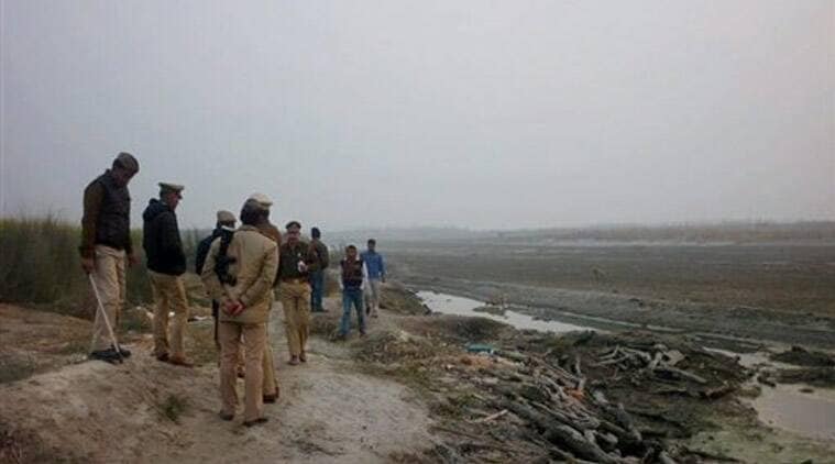 इतकंच नव्हे, तर वाळूखाली मृतदेह नीट न पुरल्याने ते वाहून पाण्यात गेले. त्या पाण्यातल्या मृतदेहांचे कुत्र्यांनी अक्षरशः लचके तोडले होते.