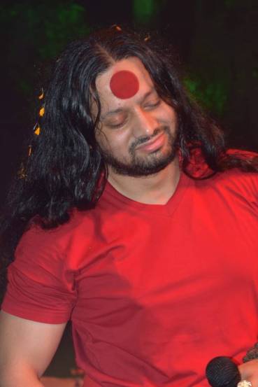तर, कालीचरण महाराज हे मुळचे महाराष्ट्रातील अकोल्याचे असून त्यांचं खरंं नाव अभिजीत धनंजय सारंग आहे. आता अकोल्याचा अभिजीत सारंग कालीचरण महाराज कसा झाला, हे पाहुयात..