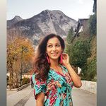 सुनैना नेहमीच तिच्या फॅशन आणि बोल्ड लूकमुळे सोशल मीडियावर चर्चेत असते.