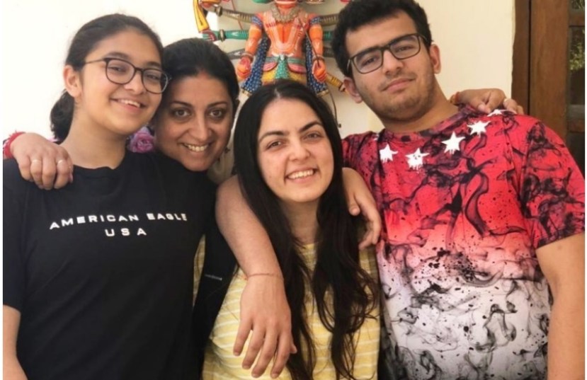 स्मृती इराणी यांनी नुकतंच त्यांच्या इन्स्टाग्राम अकाऊंटवर शनैल इराणी आणि अर्जून भल्लाचा एक फोटो शेअर केला आहेत. यात ते दोघेही एकमेकांना अंगठी घालताना दिसत आहे. 