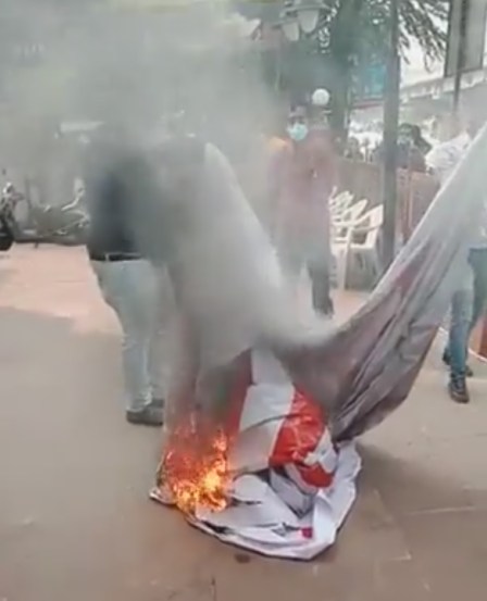 बजरंग दलच्या कार्यकर्त्यांनी सोमवारी गुजरातच्या सुरतमधील एका रेस्टॉरंटमधून “पाकिस्तानी फूड फेस्टिव्हल” लिहिलेला बॅनर हटवला.