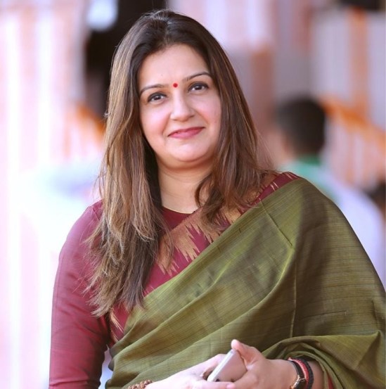 संसदीय जबाबदाऱ्या पार पाडत असताना मनमानीपणे १२ खासदारांचं निलंबन करण्यात आलं.