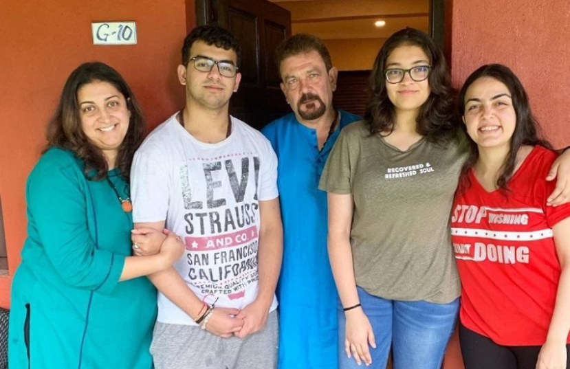 तुम्हाला माहित नसेल की शनैल ही स्मृती इराणी यांची सावत्र मुलगी आहे. शनैल ही मोना इराणी यांची मुलगी आहे.