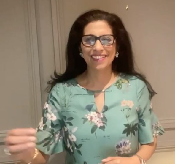 त्यांनी कोल्हापुरच्या होली क्रॉस कॉन्व्हेंट स्कूलमधून शालेय शिक्षण पूर्ण केले.