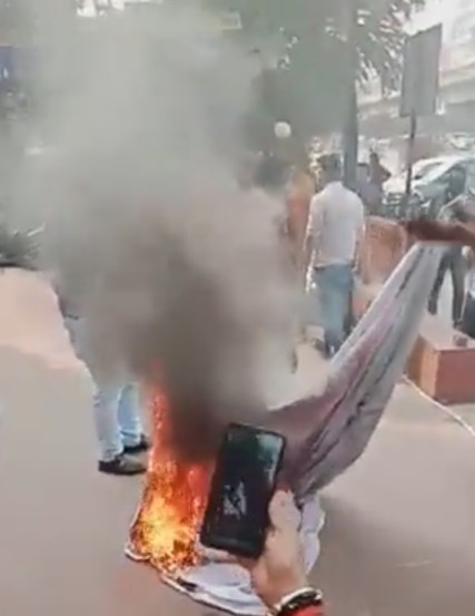 या फूड फेस्टिव्हलचा प्रचार करण्यासाठी हे बॅनर लावण्यात आले होते.