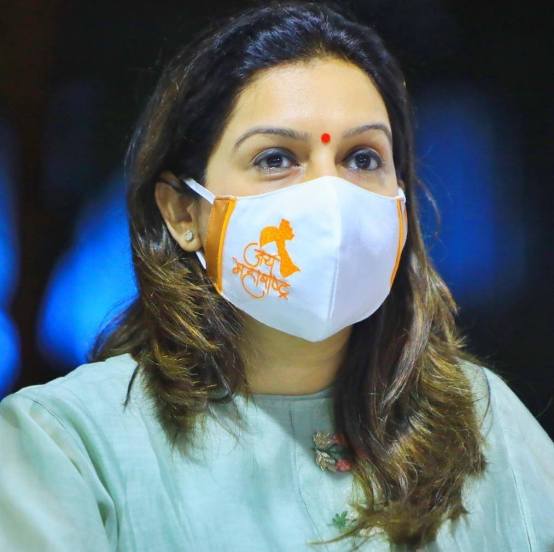 विरोधी पक्षातील १२ खासदारांना ऑगस्टमध्ये झालेल्या मागील अधिवेशनात त्यांच्या अनियमित वर्तनासाठी संसदेच्या संपूर्ण हिवाळी अधिवेशनासाठी राज्यसभेतून निलंबित करण्यात आले होते.