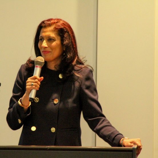 लीना एमबीएमध्ये गोल्ड मेडलिस्ट होत्या.