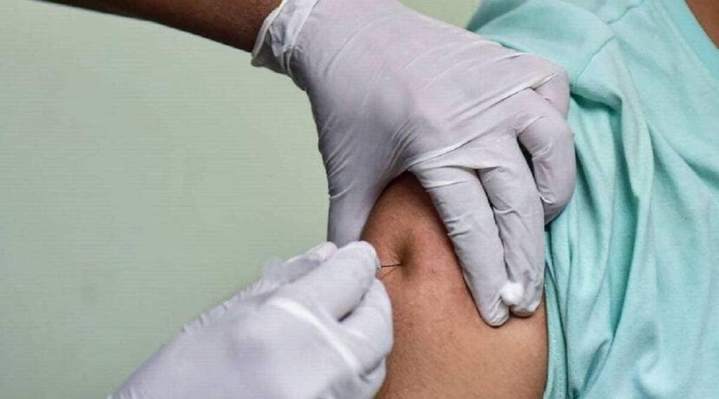 लस न घेण्यासाठी एका व्यक्तीने लढवली अजब शक्कल; कर्मचाऱ्यांना पाहताच झाडावर चढला अन्….