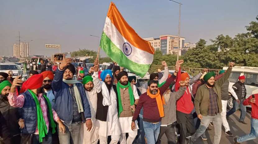 वर्षापेक्षा अधिक काळ चाललेल्या दिल्ली सीमेवरील शेतकरी आंदोलनाने आपल्या मागण्या मान्य करून घेत घराकडे परतायला सुरुवात केलीय.