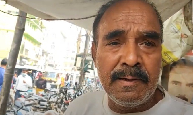 बिहारमध्ये खेळ आणि खेळाडूंना प्रोत्साहन देण्याची चर्चा सतत होत असली तरी वास्तव थक्क करणारे आहे. राष्ट्रीय स्तरावर जलतरणात अनेक पदके पटकावणारे जलतरणपटू गोपाल प्रसाद यांना पाटण्याच्या फुटपाथवर चहा विकावा लागत आहे. त्यांनी आपल्या चहाच्या स्टॉलला नॅशनल स्विमिंग टी स्टॉल असे नाव दिले आहे, जो पाटणा येथील नयाटोला येथे आहे.