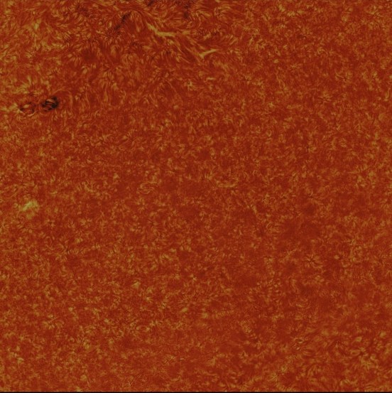 सूर्याच्या पृष्ठभागावर दिसणारे हे काळे डाग प्रत्यक्षात काळे नसतात. या ठिकाणांहून बाहेर पडणारे अतिशय शक्तिशाली किरण, फोटोग्राफिक प्रक्रियेमुळे काळे दिसतात.