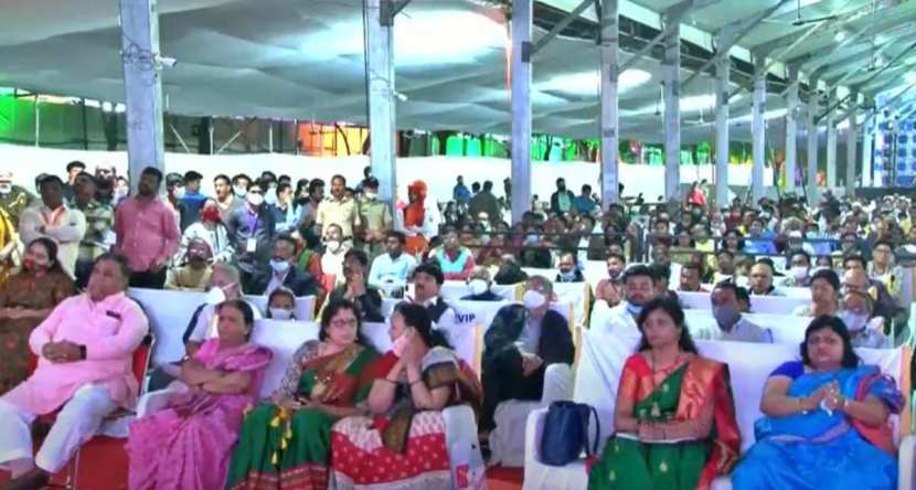 १२. आपल्याकडे मुक्ताबाईच नाही तर त्यानंतर बहिणाबाई देखील झाल्या. मीरा तर यांच्या ४०० वर्षांपूर्वी झाली. मात्र, ८०० वर्षांपूर्वी भारतात मराठीशिवाय कोणत्या इतर भाषेत महिला साहित्यिक असल्याची माझी माहिती नाही : जावेद अख्तर