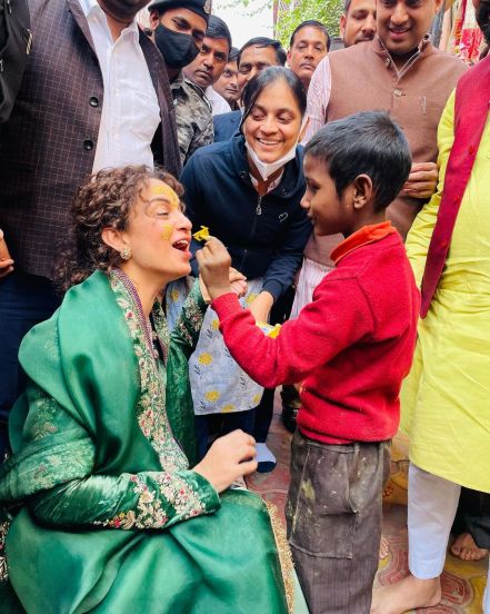 यावेळी कंगनानेही प्रसारमाध्यमांशी संवाद साधताना अप्रत्यक्षरिता टोला लगावला.