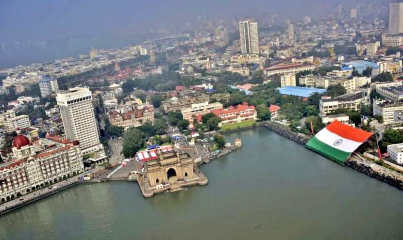 भारतीय नौदलाने मुंबईत 'नौदल दिना'च्या (४ डिसेंबर) निमित्ताने गेट वे ऑफ इंडियाच्या जवळ नेव्हल डॉकयार्ड येथे जगातील सर्वात मोठ्या राष्ट्रध्वजाचं अनावरण केलं.