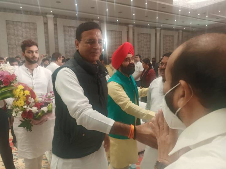 रणदीप सुरजेवाला यांच्यासोबत दिल्लीतील इतर नेतेही उपस्थित होते