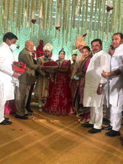 काँग्रेस नेते सुशीलकुमार शिंदे, विजय वडेट्टीवार नवदांपत्याला शुभेच्छा देताना