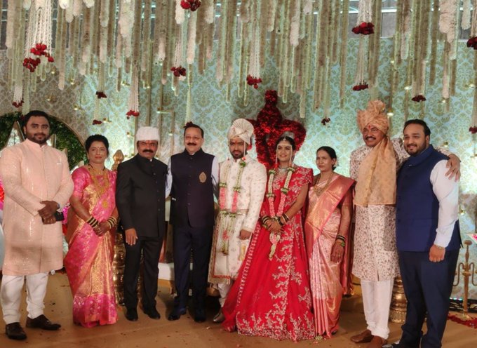 मुंबई युथ काँग्रेसचे अध्यक्ष आमदार झिशान सिद्दीकी, बाबा सिद्धीकी यांनी नवदांपत्याला शुभेच्छा दिल्या