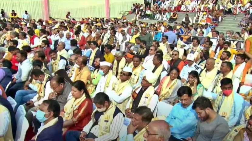 आजचा भारत केवळ सोमनाथ मंदिराचं सौंदर्यीकरणच करत नाही, तर समुद्रात हजारो किलोमीटर ऑप्टिकल फायबर देखील पसरवत आहे. आजचा भारत केदारनाथचा जिर्णोद्धारच करत नाही, तर स्वतःच्या हिमतीवर अंतराळात भारतीयांना पाठवण्याच्या तयारीत आहे. आजचा भारत केवळ अयोद्ध्येत प्रभु रामांचं मंदीरच बनवत नाही, तर देशाच्या प्रत्येक जिल्ह्यात मेडिकल कॉलेज देखील बनवत आहे : नरेंद्र मोदी