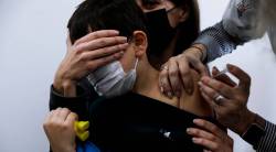 Corona : तुमच्या मुलांना सुद्धा सुई लावून घेताना भीती वाटते का? त्यांना कसं करायचं तयार? जाणून घ्या