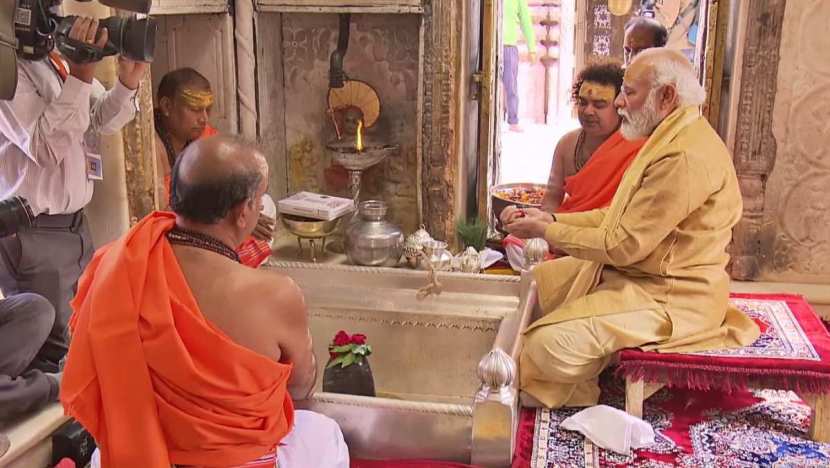 पंतप्रधान मोदींनी 'काशी विश्वनाथ मंदिरा'मध्ये पूजा केली.